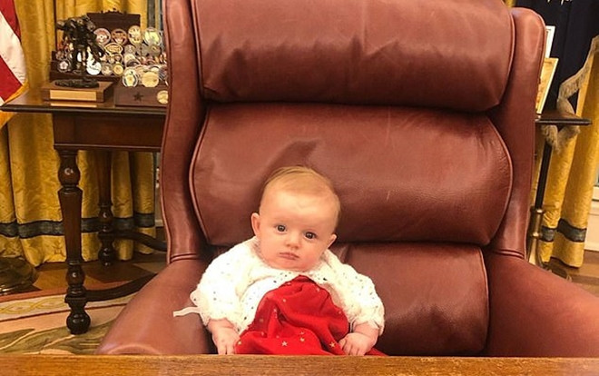 Cháu gái 4 tháng tuổi của ông Trump trông đáng yêu khi ngồi ghế tổng thống Ảnh 2
