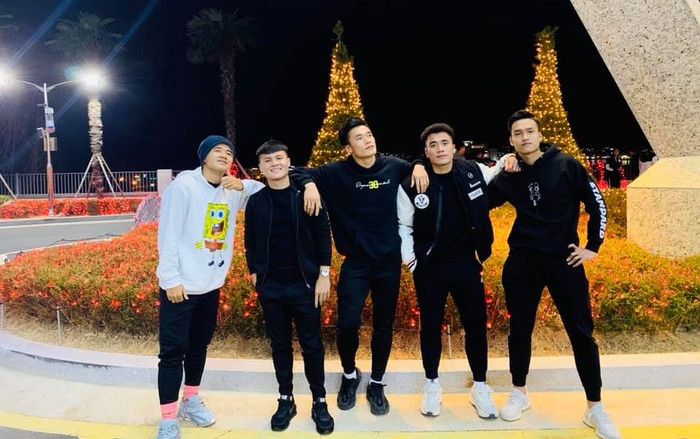 Quang Hải, Bùi Tiến Dũng 'hoá nam thần' dạo phố ở Hàn Quốc Ảnh 2