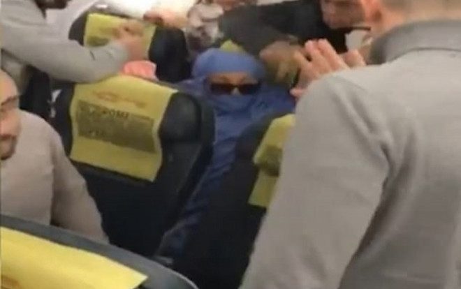 Nữ hành khách gào thét tự xưng khủng bố, có 5 quả bom và cho làm nổ tung máy bay Ảnh 2