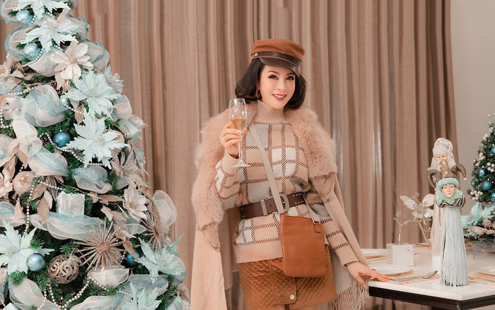 Chất chơi như nữ MC không tuổi dát đồ hiệu từ đầu tới chân đón Giáng Sinh Ảnh 2