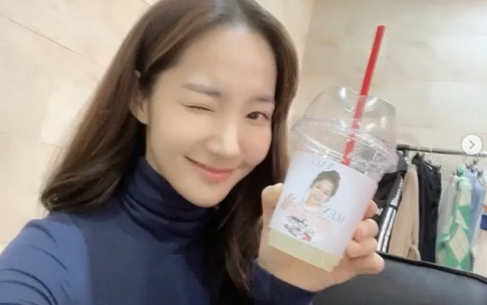 Park Min Young sốt sắng khoe món quà bất ngờ từ tiền bối Kim Jong Min Ảnh 2