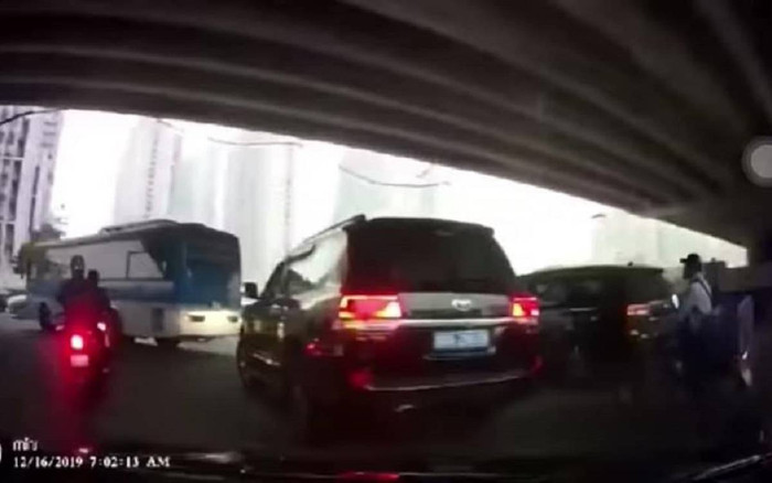 Xe Land Cruiser 7 chỗ lật biển số trắng sang xanh trong chớp mắt khiến người đi đường ngỡ ngàng Ảnh 2