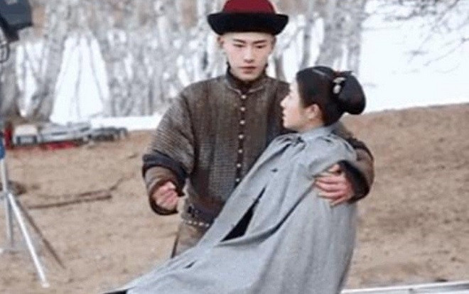 Không chỉ bị chê nhan sắc, bạn diễn còn không thể bế nổi Lý Lan Địch vì quá nặng Ảnh 2