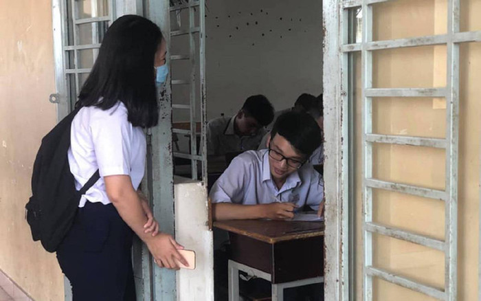 Nữ sinh giơ điện thoại cho nam sinh chép bài trong giờ kiểm tra khiến nhiều người phải thốt lên: 'To gan thật đấy!' Ảnh 2