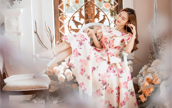 Loạt váy áo nữ tính, mong manh, gợi ý dạo phố Giáng Sinh cho nàng công sở Sài Gòn Ảnh 2