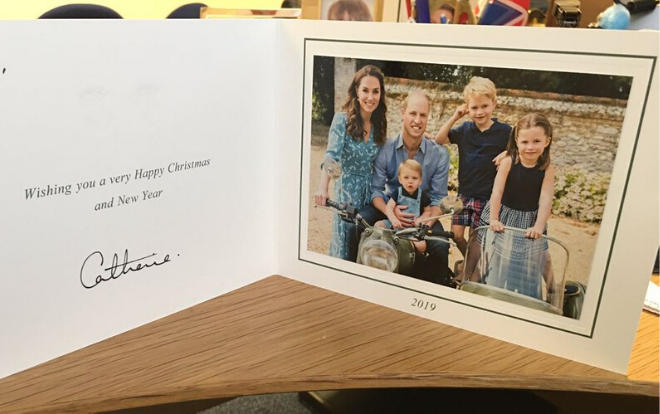 18 tấm thiệp giáng sinh nổi tiếng nhất của hoàng gia Anh, hoàng tử Louis gây thích thú hơn cả! Ảnh 2