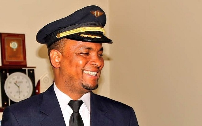 Từ nhân viên quét dọn, người đàn ông trở thành phi công sau 24 năm làm việc chăm chỉ Ảnh 2