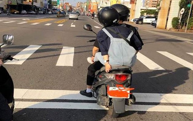 Đôi trẻ lái xe trên đường với tư thế phản cảm bị dân tình chỉ trích không thương tiếc: ‘Chắc mất dây thần kinh xấu hổ rồi’ Ảnh 2