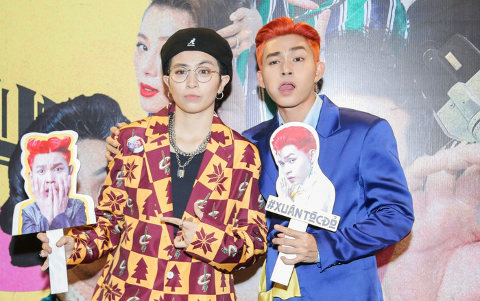 Góc 'cưng xỉu': Đang dự họp báo Jun Phạm, Gil Lê lặng lẽ 'trốn' vào một góc… chơi gắp thú Ảnh 2