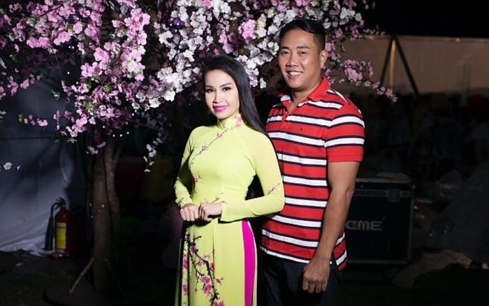 Cẩm Ly được ông xã 'hộ tống' đi diễn và chăm sóc chu đáo sau khi mới xuất viện Ảnh 2