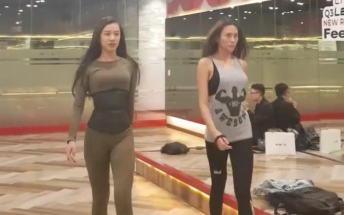 Á hậu Kim Duyên catwalk cực dẻo ngang cơ cô giáo Võ Hoàng Yến, fan tấm tắc 'tre chưa già măng đã mọc' Ảnh 2