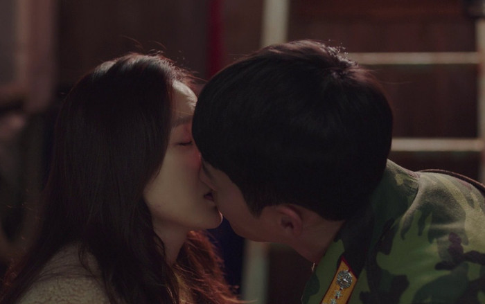 Hôn nhau say đắm, Son Ye Jin và Hyun Bin giúp phim 'Crash Landing On You' đạt rating 'khủng' Ảnh 2