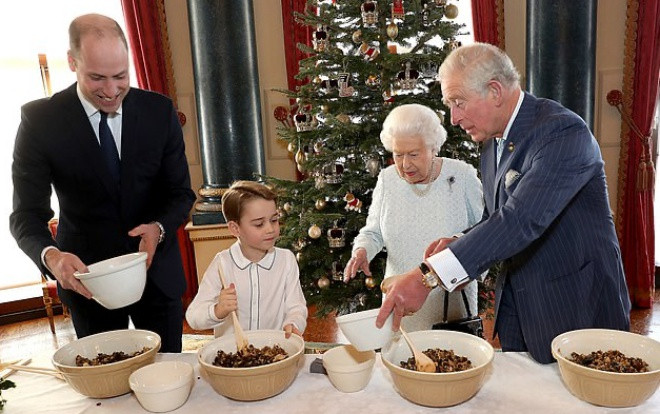 4 thế hệ Hoàng gia Anh trong bức ảnh cùng làm bánh Giáng sinh Ảnh 2
