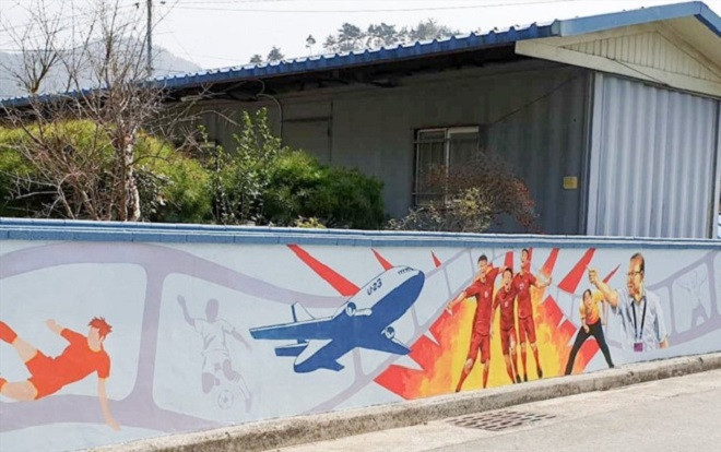 Dân mạng lục lại hình ảnh tranh bích họa tôn vinh Đội tuyển Việt Nam tại quê nhà HLV Park Hang-seo Ảnh 2