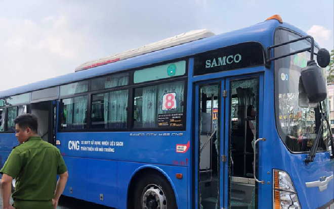 Kinh hãi nhóm côn đồ dùng hung khí hùa vào tấn công xe buýt chở sinh viên Ảnh 2