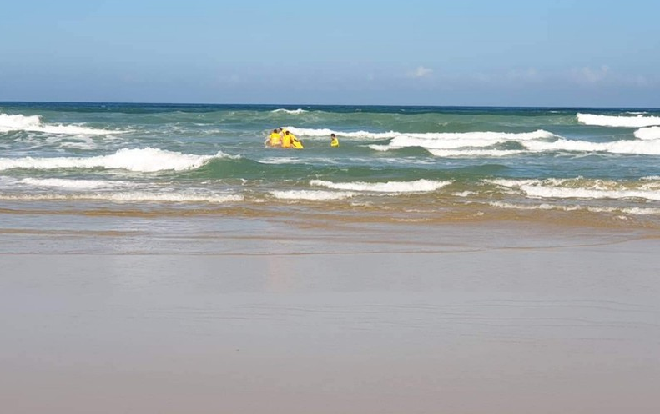 1 du khách Anh bị sóng cuốn trôi khi đang tắm biển ở Quảng Nam Ảnh 2
