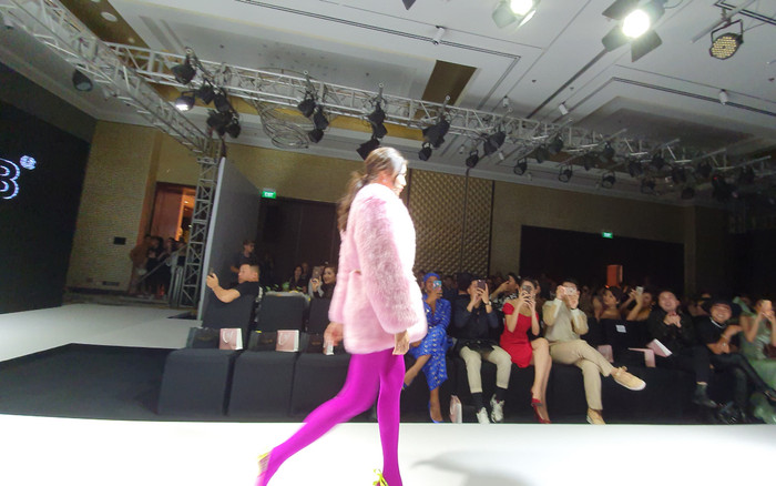 Á hậu Lệ Hằng nhún nhảy bất chấp trong hậu trường sau khi hoàn thành vai trò first face Ảnh 2