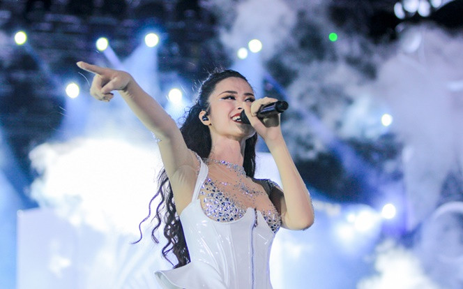 500 anh em chú ý: Đông Nhi đã sẵn sàng 'bùng nổ' đêm chung kết Miss University NHG 2020 ĐH Gia Định Ảnh 2