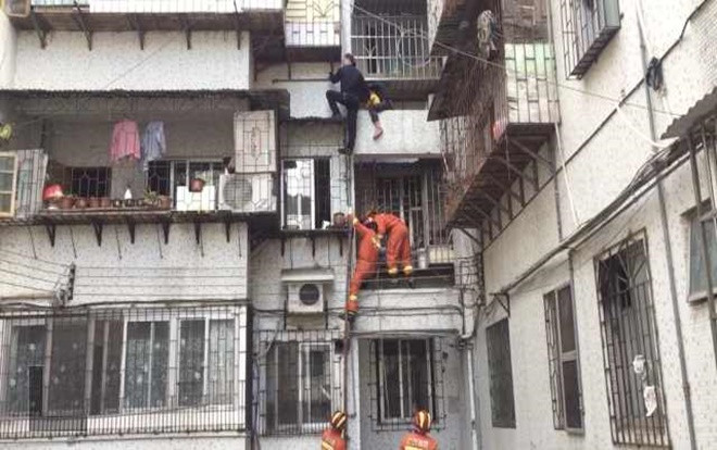 Cháu trai 3 tuổi rơi xuống ban công tầng 6, ông nội bất chấp nguy hiểm trèo xuống giải cứu Ảnh 2