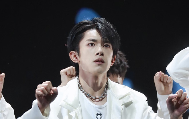 Cnet sốc khi Dịch Dương Thiên Tỉ (TFBOYS) chơi lớn, tặng hàng ngàn fan 'sê ri' quà Noel đắt tiền Ảnh 2