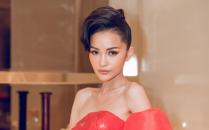 Hóa quý cô cổ điển, Ngọc Châu khoe trọn thềm ngực kiêu sa làm vedette show thời trang Ảnh 2