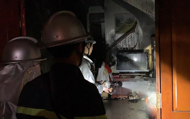 Cháy nhà dân trong ngõ lúc nửa đêm, 6 người may mắn thoát chết được đưa ra ngoài Ảnh 2