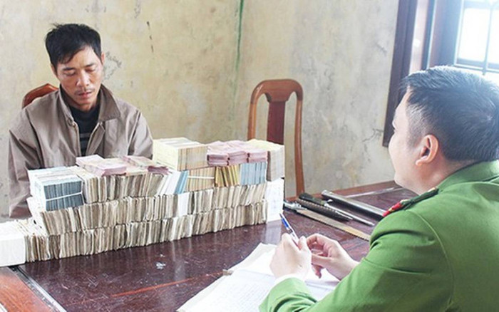 Giả vờ đi thả ống lươn, người đàn ông phá 3 lớp cửa nhà dân rồi trộm gần 1 tỷ đồng Ảnh 2