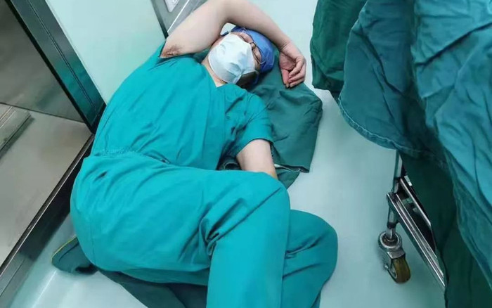 Thực hiện liên tục 4 ca phẫu thuật, bác sĩ nằm gục trên sàn bệnh viện Ảnh 2