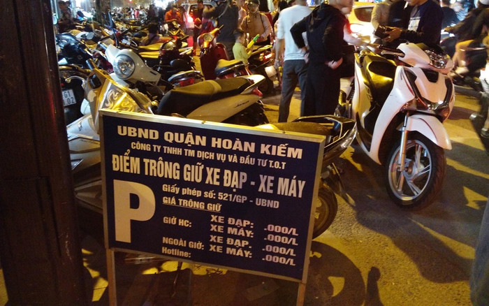 Công an hóa trang xử lý bãi xe ‘chặt chém’, chống đua xe đêm Noel Ảnh 2