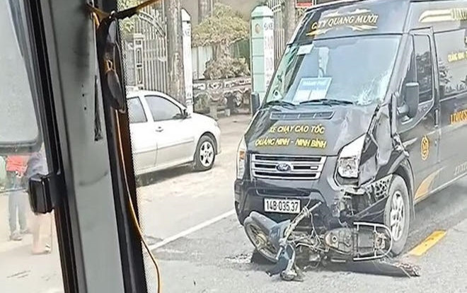 Xe máy bị kéo lê hàng chục mét sau va chạm với ô tô Limousine, hai người thương vong Ảnh 2