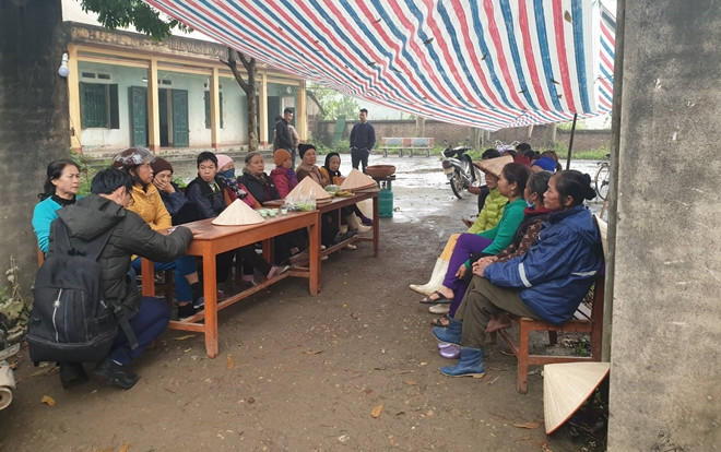 Người dân tiếp tục chặn xe vào bãi rác Nam Sơn Ảnh 2