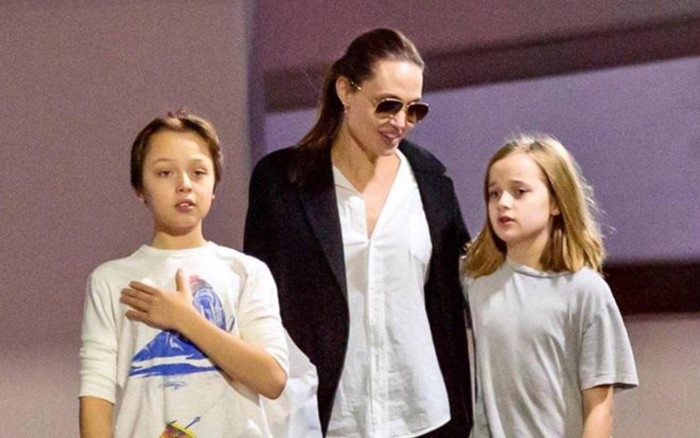 Angelina Jolie đưa các con đi mua sắm Giáng sinh giữa tin đồn ghen lồng lộn với chồng cũ Brad Pitt Ảnh 2