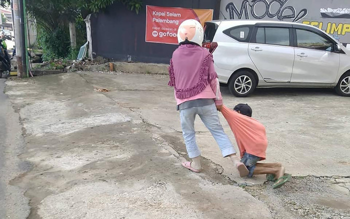 Vợ kéo lê chồng tật nguyền ra đường ăn xin: 'Không kiếm được tiền thì đừng về nhà nữa' Ảnh 2