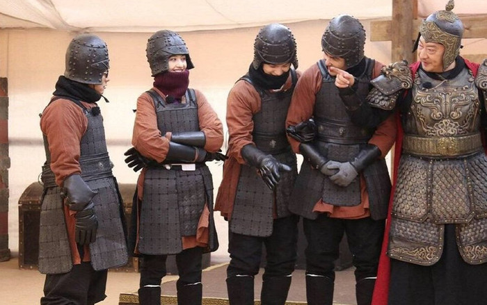 Trịnh Sảng với tạo hình vệ binh được tiết lộ, thân mặc giáp nhìn như 'Hoa Mộc Lan' Ảnh 2