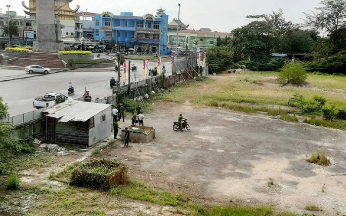 Tá hỏa phát hiện thi thể phân hủy, bốc mùi hôi thối tại bãi đất hoang Ảnh 2