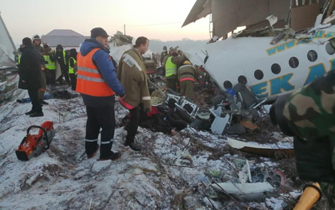Máy bay chở 98 người lao vào tòa nhà 2 tầng, 12 người chết Ảnh 2