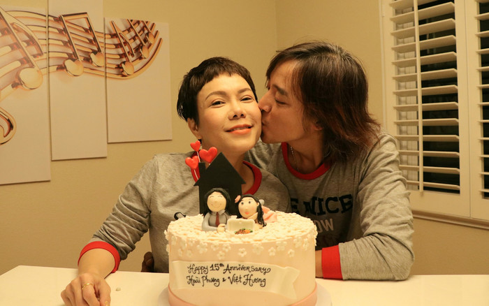 Vợ chồng Việt Hương diện đồ đôi, thơm má nhau đầy tình cảm bên chiếc bánh kem kỷ niệm 15 năm ngày yêu Ảnh 2