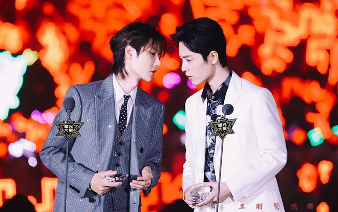 'Tinh Quang Đại Thưởng 2019': Tiêu Chiến - Vương Nhất Bác tương tác ngọt ngào, thắng giải lớn nhờ phim 'Trần tình lệnh' Ảnh 2