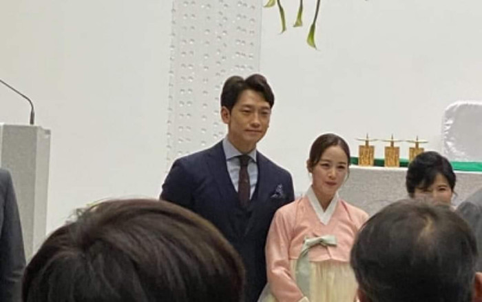 Vợ chồng Bi Rain - Kim Tae Hee hot hơn cả cô dâu chú rể khi dự lễ cưới của em trai Ảnh 2