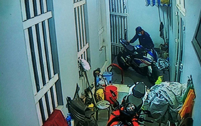 Trộm bẻ khóa cửa, trộm mô tô BMW S1000RR trị giá 700 triệu đồng ngay trong đêm Ảnh 2