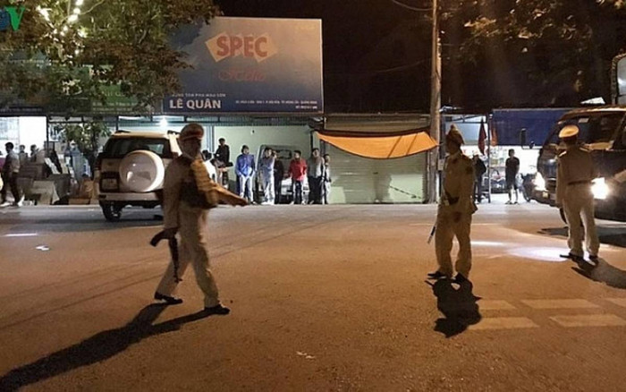 Nghi ngờ vợ không chung thủy, chồng bắn vợ tử vong rồi nổ súng tự sát Ảnh 2