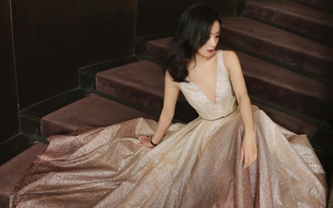 Triệu Lệ Dĩnh chứng minh 'ngực nhỏ' mặc đồ vẫn siêu sang, bao đẹp ở mọi góc hình Ảnh 2