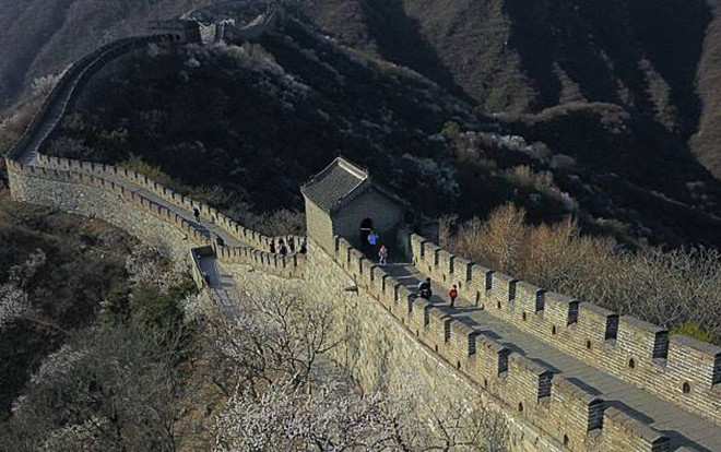 Trộm gạch trên Vạn Lý Trường Thành để mong 'đổi vận', hai thanh niên suýt chết cóng giữa đêm Ảnh 2