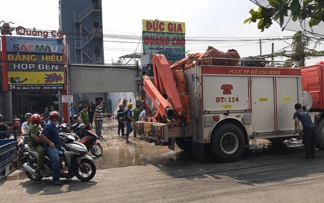 Khống chế nam thanh niên nghi ngáo đá đánh đập vợ và con nhỏ, cầm hung khí thách thức khi công an có mặt Ảnh 2