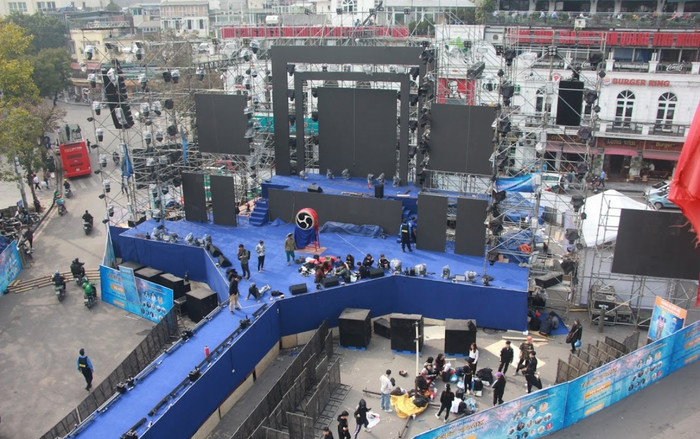 Cận cảnh sân khấu hoành tráng chuẩn bị chào đón năm mới 2020 ở hồ Hoàn Kiếm Ảnh 2