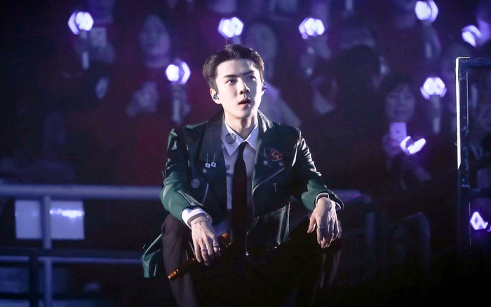 Bị EXO 'ép uổng', Sehun ngại ngùng đến đáng yêu nói lời thương fan giữa concert Ảnh 2