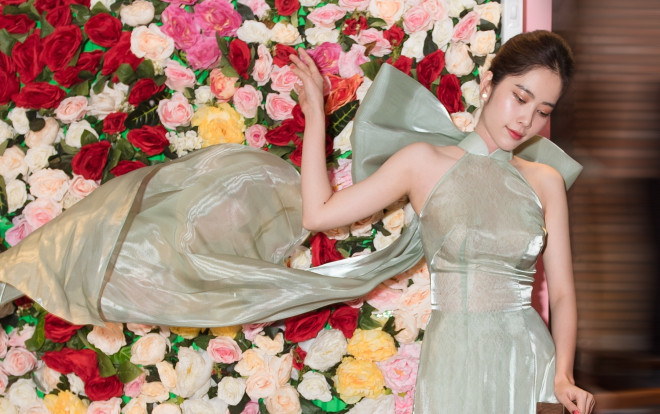 Nam Em gây ấn tượng khi diện áo dài trong suốt, khoe vòng eo 54 cm 'tí hon' Ảnh 2