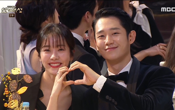 Khoảnh khắc Han Ji Min - Jung Hae In tình tứ giúp rating 'MBC Drama Awards 2019' tăng mạnh Ảnh 2