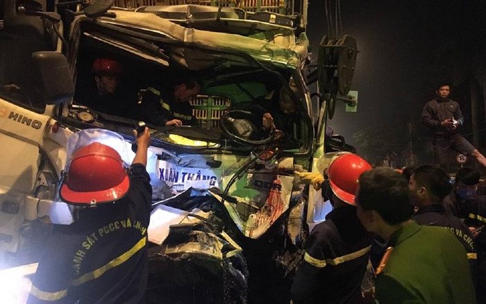 Giải cứu tài xế xe tải bị thương mắc kẹt trong cabin Ảnh 2