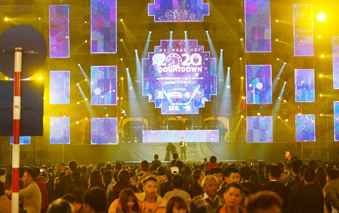 Hàng vạn người đổ về bờ hồ Hoàn Kiếm chờ đón năm mới 2020 Ảnh 2